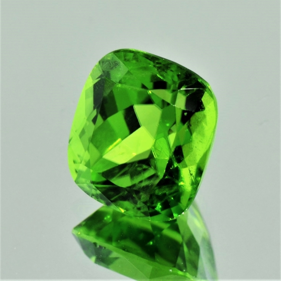 Peridot cushion 11.31 ct