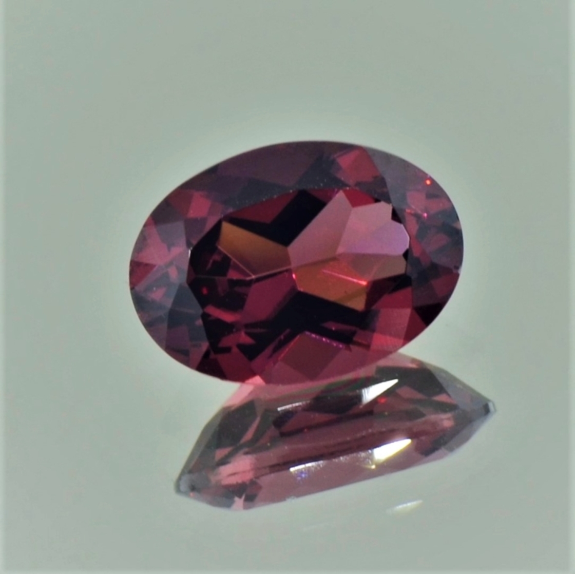 Rhodolith oval rosarot 3,84 ct