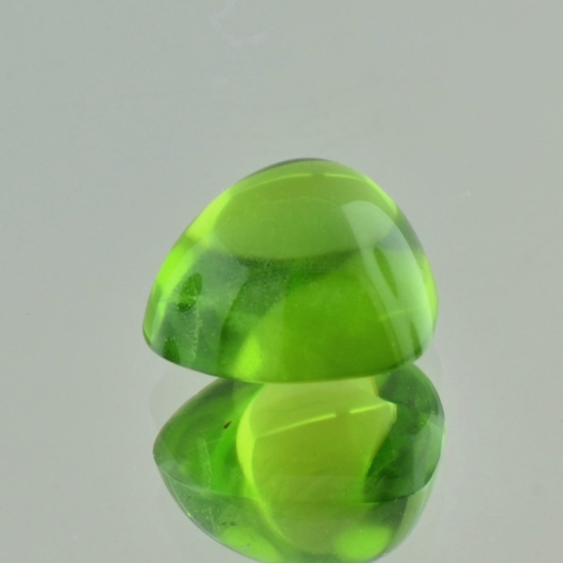 Peridot Cabochon Tropfen grün 8,23 ct