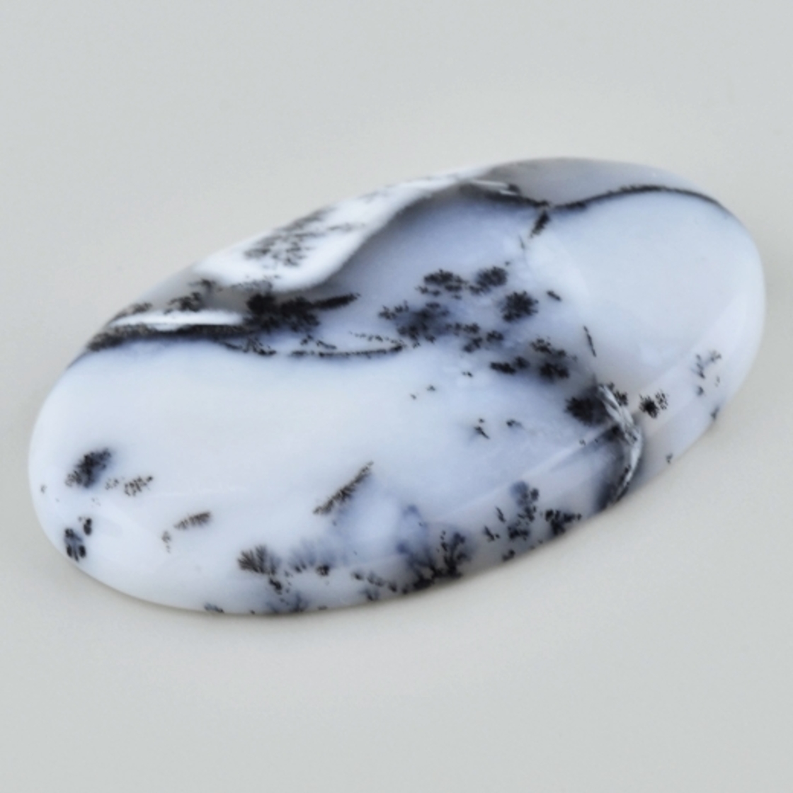 Dendritenopal cabochon oval 105.65 ct