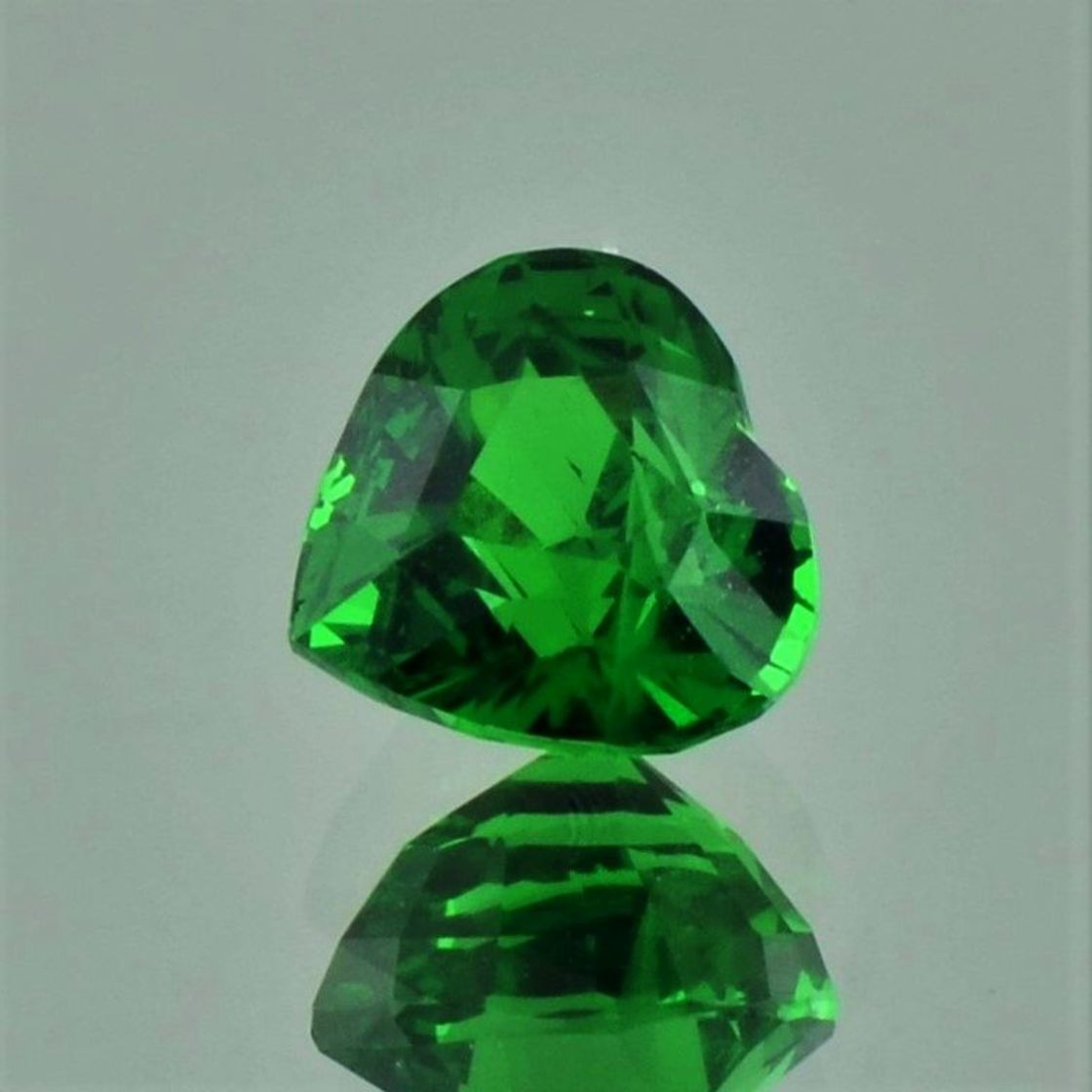 Tsavorite Garnet heart intense green 2.97 ct