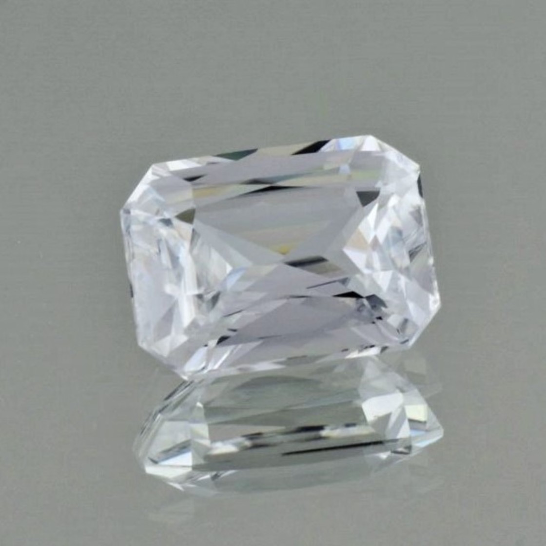 Zirkon octagon farblos 10,87 ct.