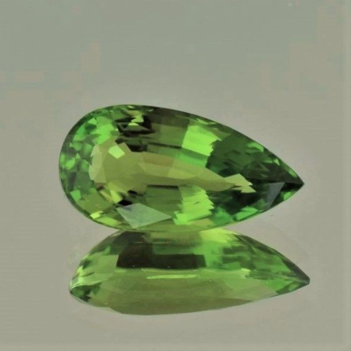 Peridot Tropfen grün 10,51 ct