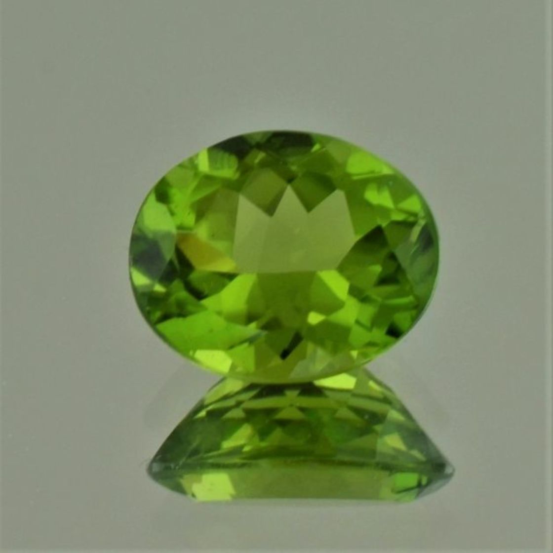 Peridot oval green untreated 5.13 ct