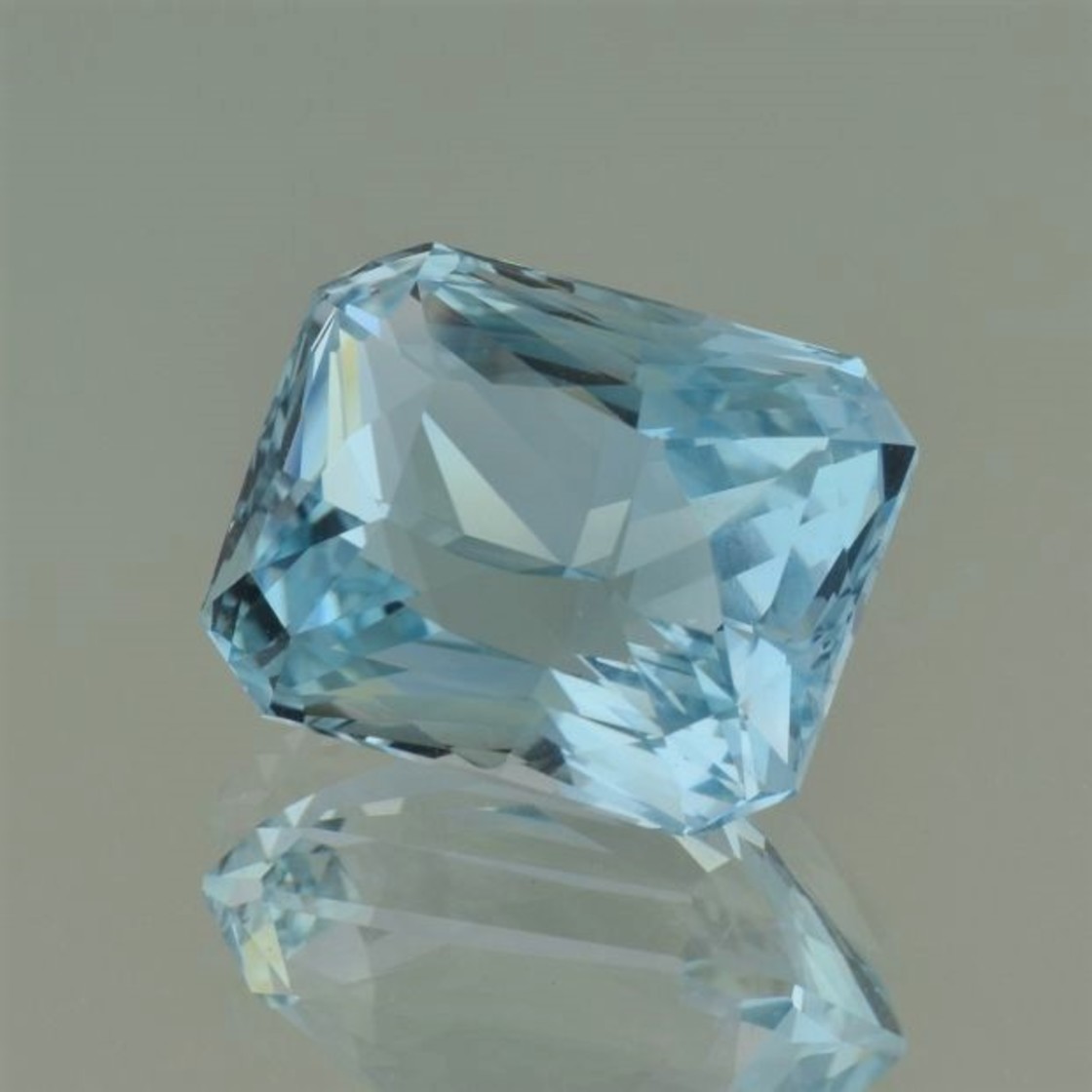 Topas Design-Octagon hellblau 24,18 ct.