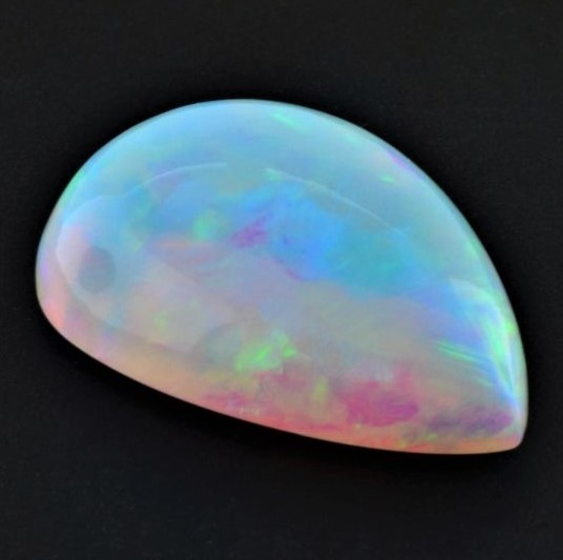 Edelopal Tropfen Cabochon 107,77 ct