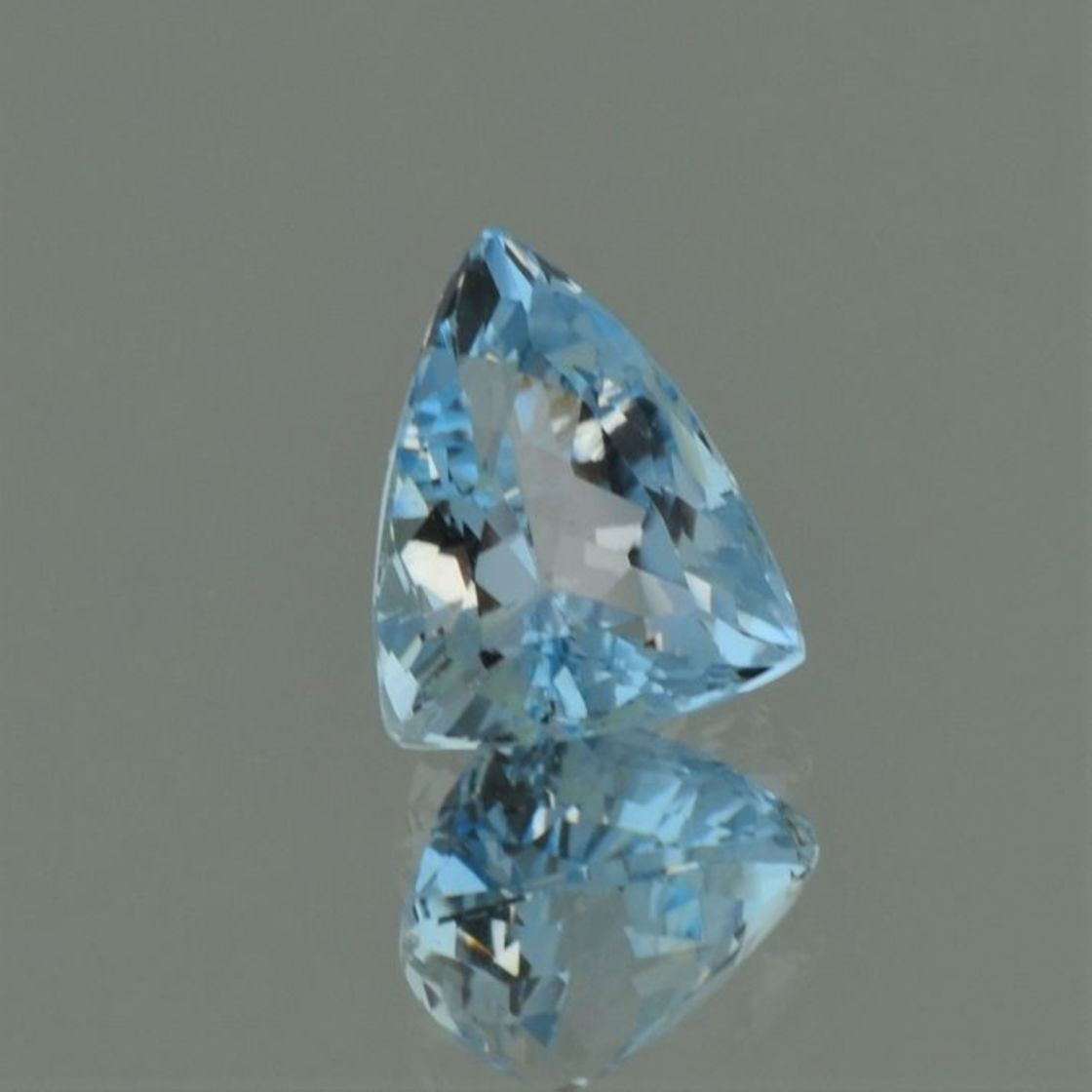 Aquamarin Trillion hellblau 3,54 ct