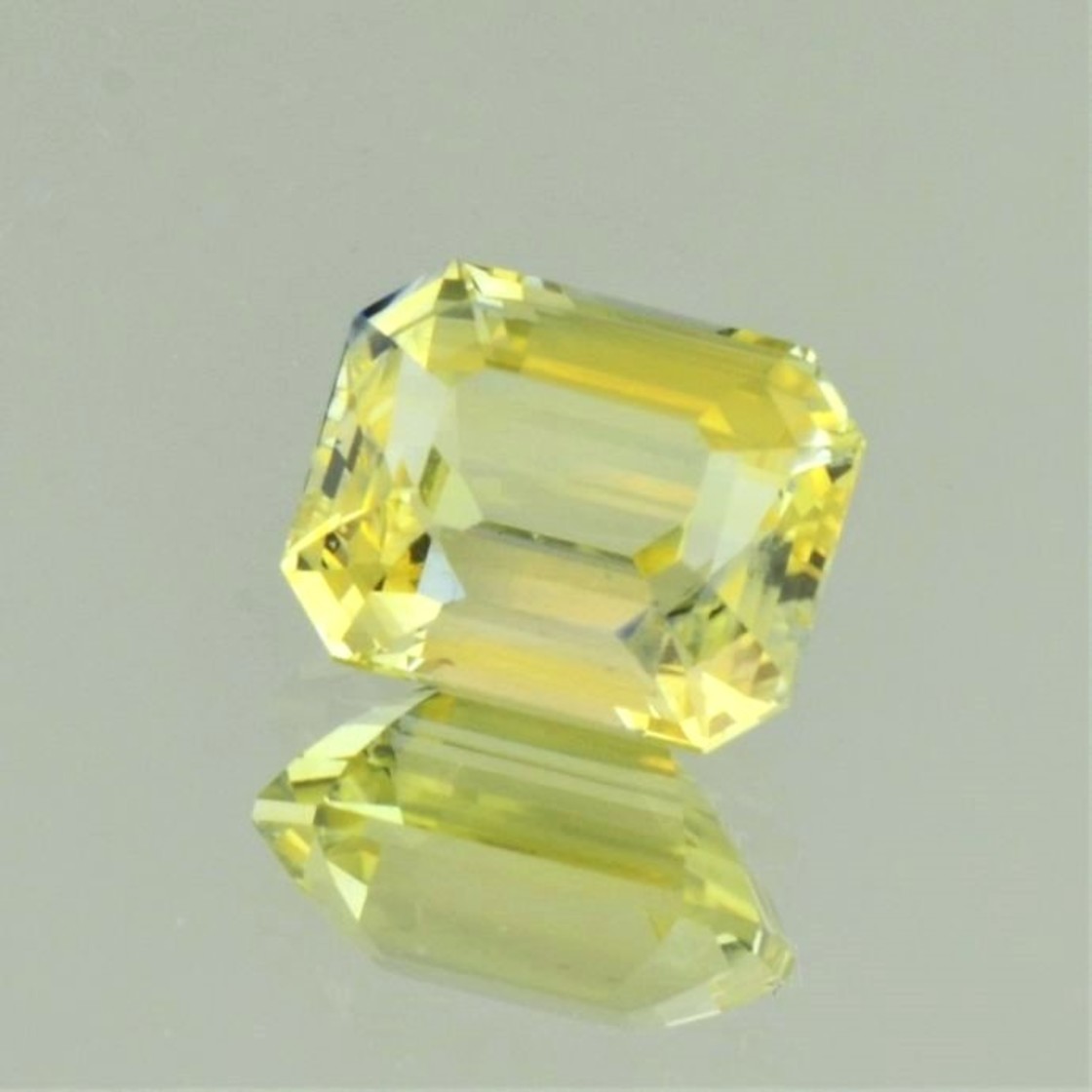 Saphir octagon hellgelb ungebrannt 5,14 ct.