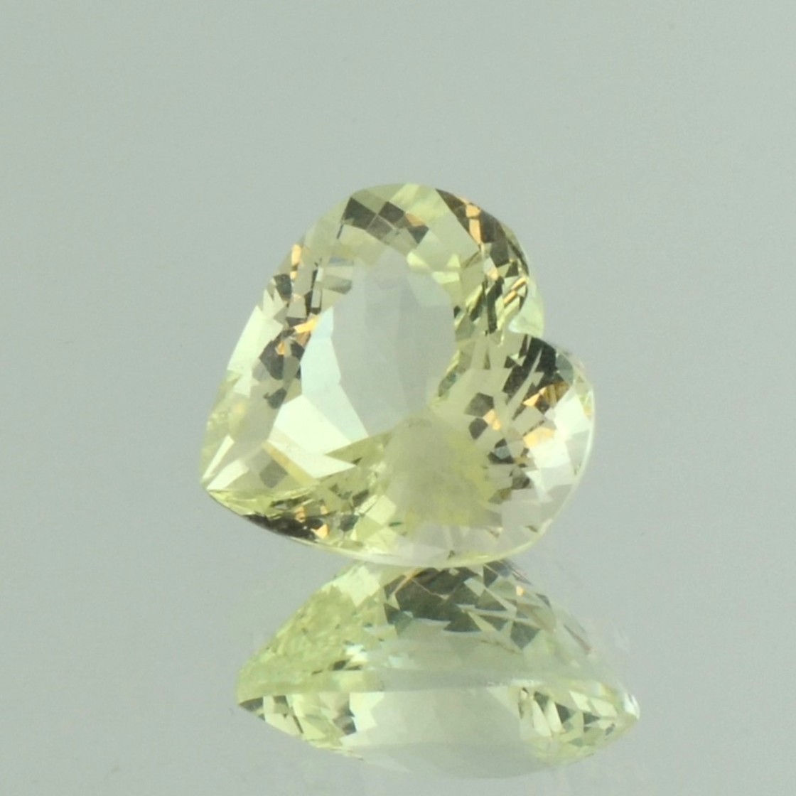 Beryll Herz hellgelb 5,02 ct