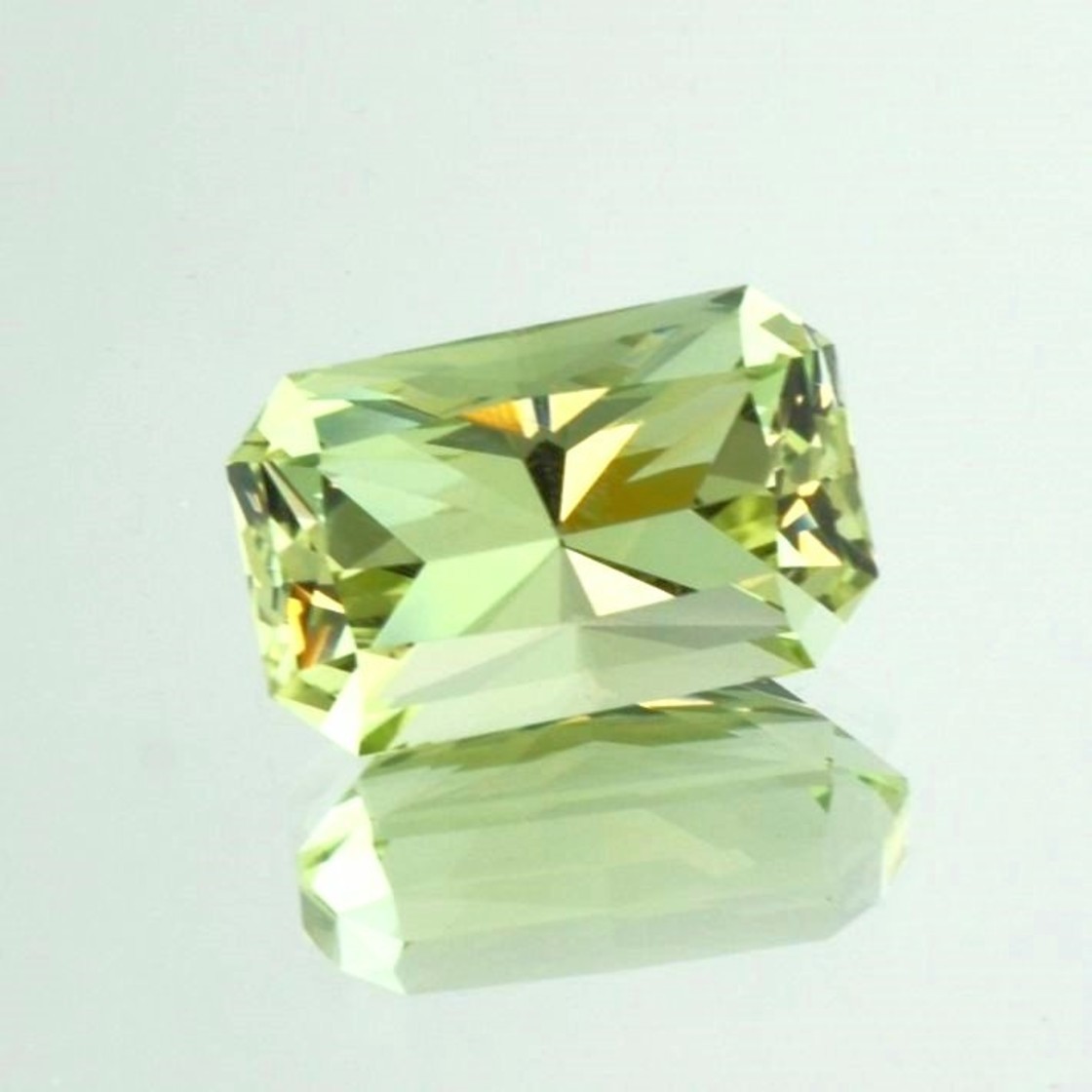 Heliodor Beryll octagon yellowish light green 15.67 ct