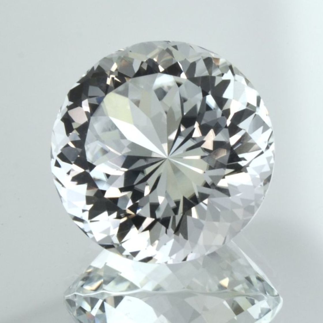 Topaz round colorless 77.81 ct