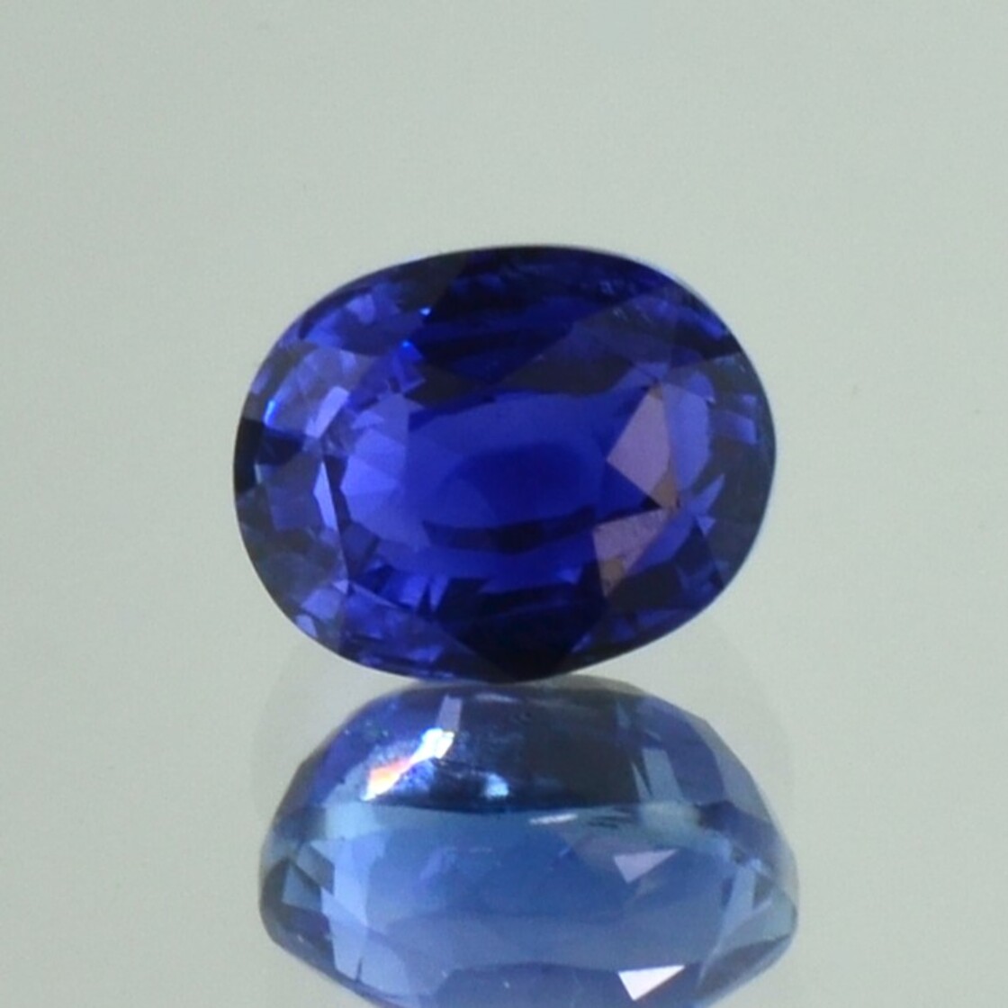 Saphir oval intensives Blau ungebrannt 4,00 ct.