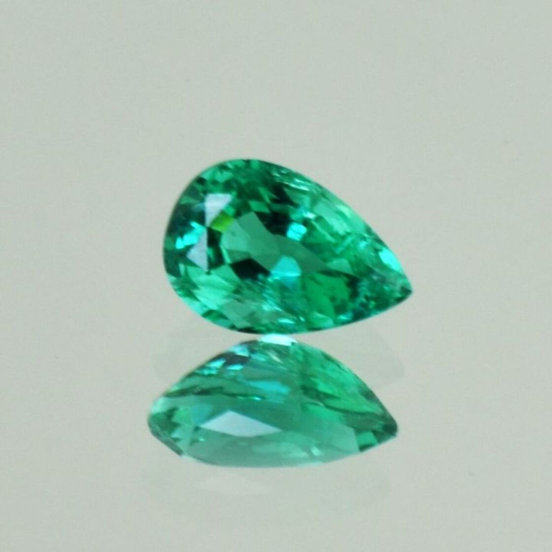 Smaragd Tropfen grün 1,10 ct.