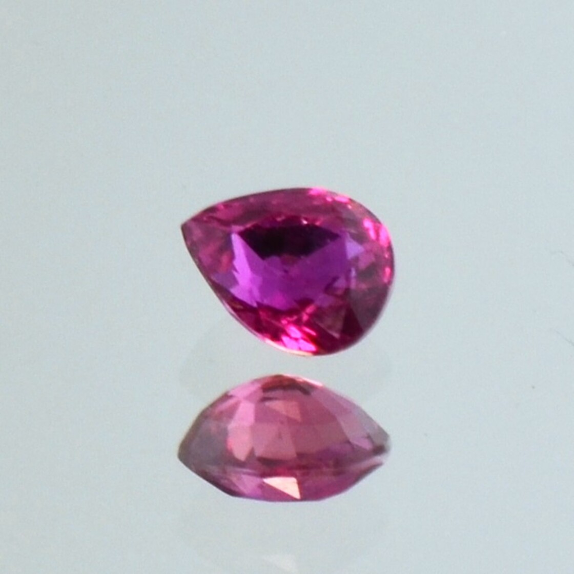 Rubin Tropfen pink-rot ungebrannt 0,75 ct