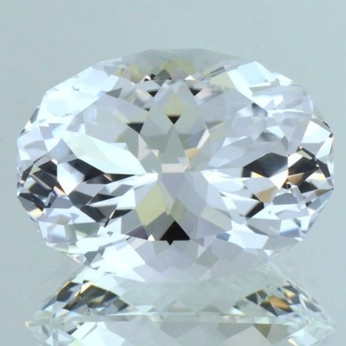 Topas oval farblos unbehandelt 84,35 ct.