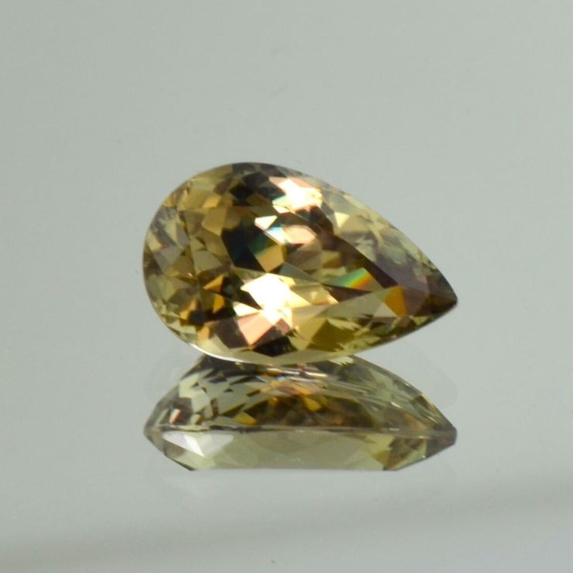Diaspore Sultanit pear yellow green 6.53 ct