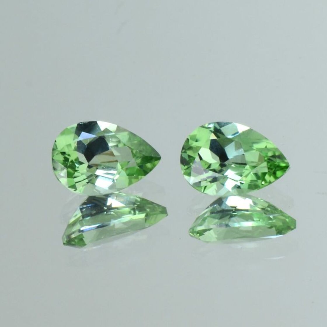 Tourmaline Pair pear light green 3.72 ct