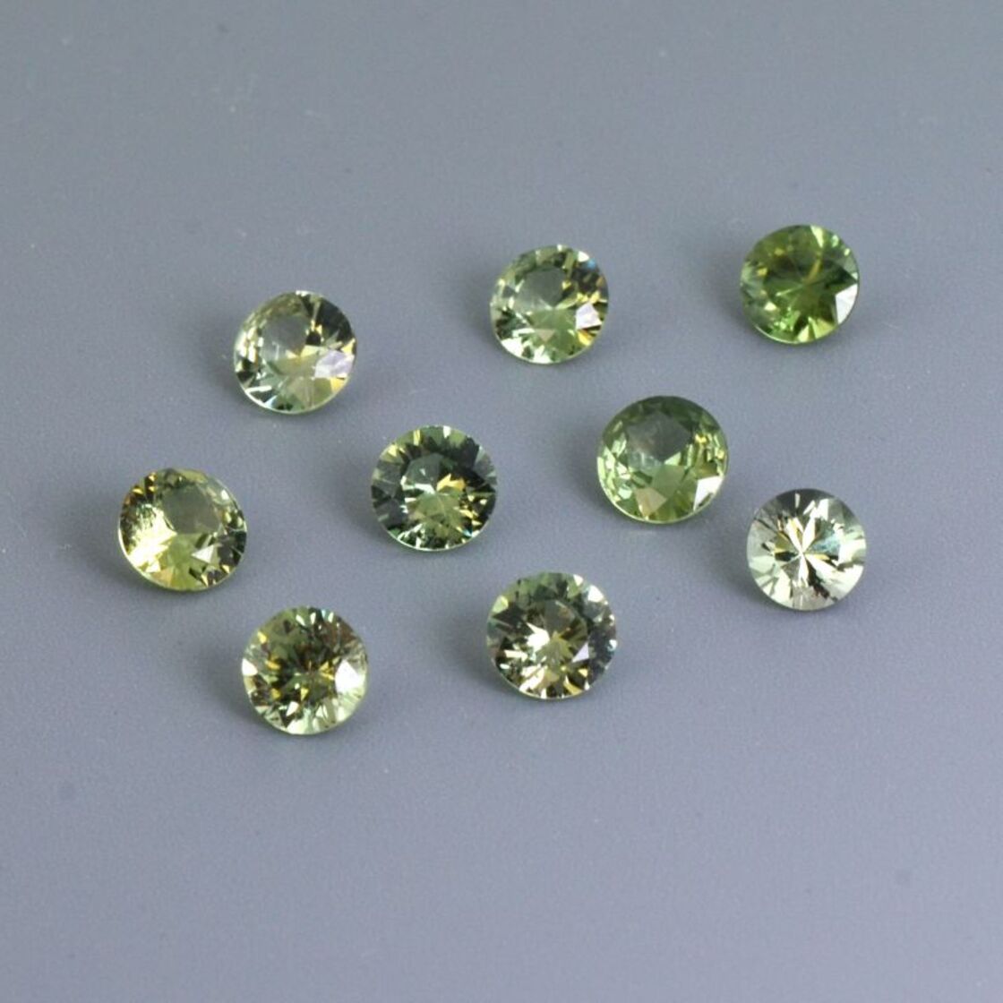 Saphir Lot rund grün 4,62 ct