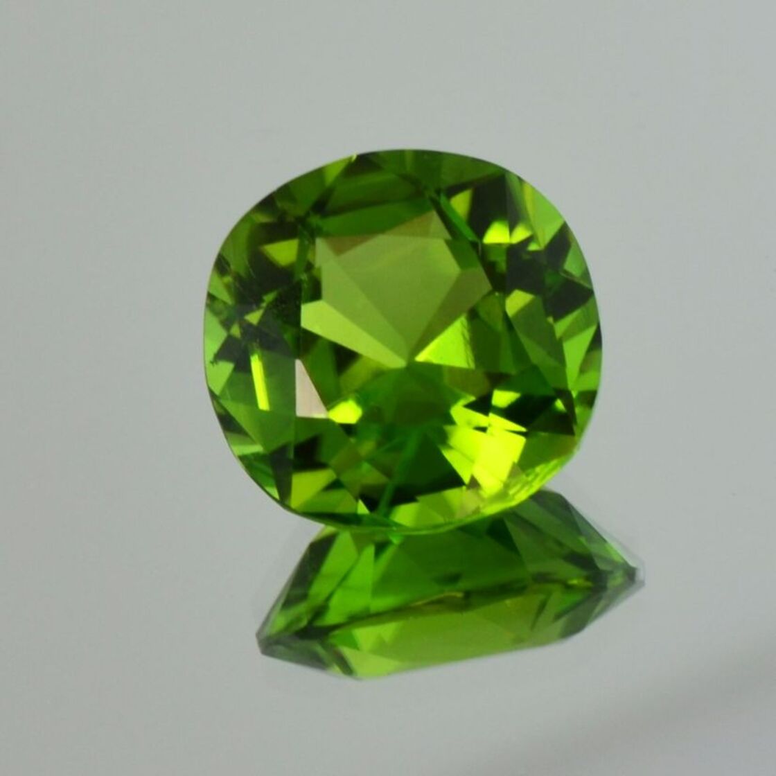 Peridot antikoval intensives Grün 11,53 ct.