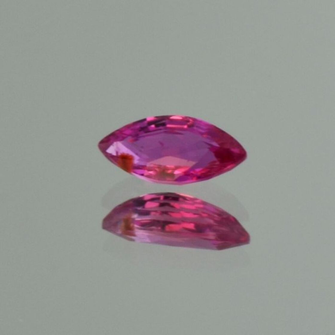 Rubin Navette rötlich-pink unbehandelt 0,63 ct.