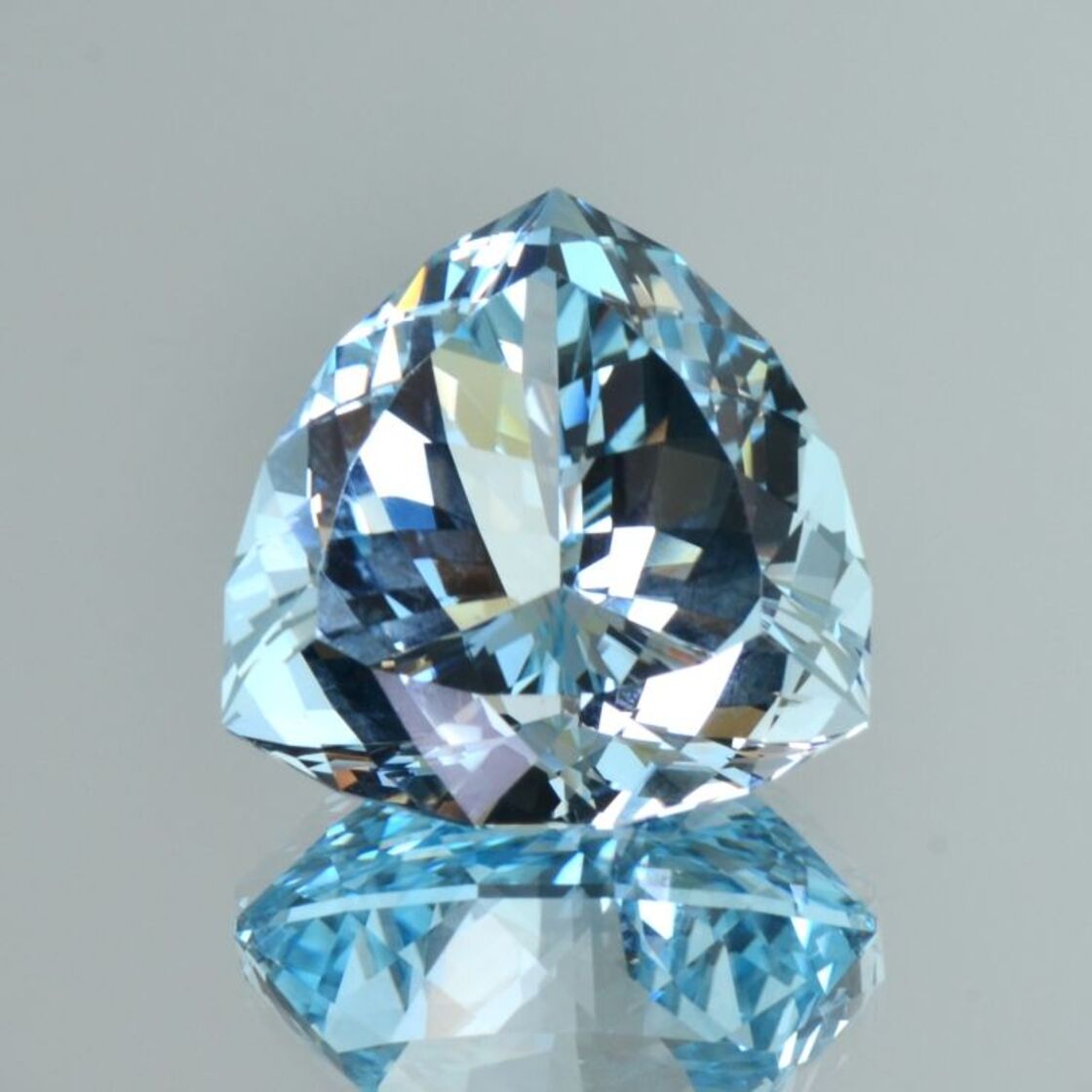 Topas Trillion hellblau unbehandelt 35,61 ct.