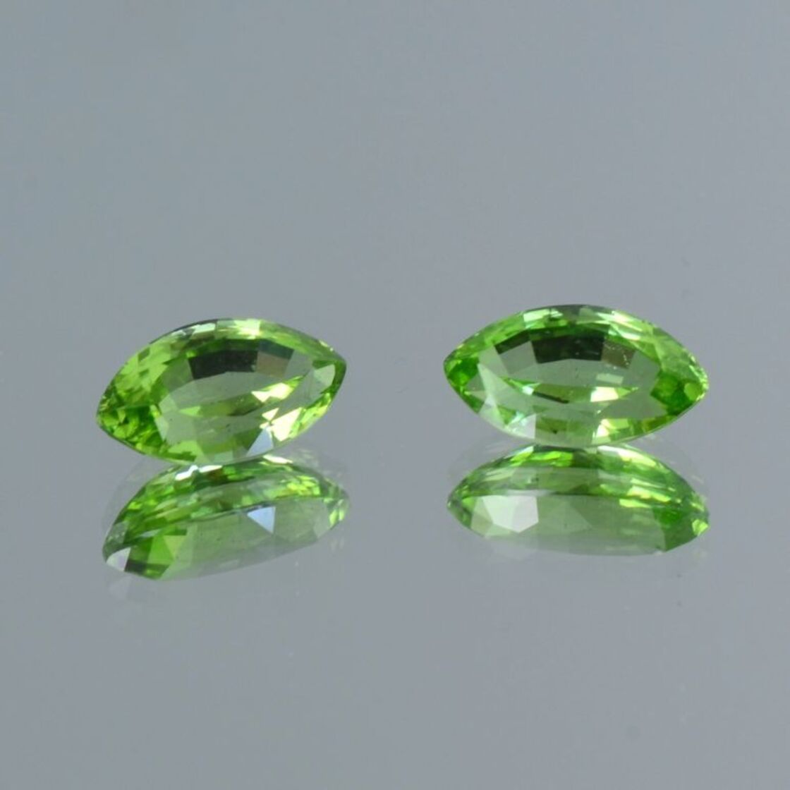 Peridot Duo Navette grün 3,33 ct.