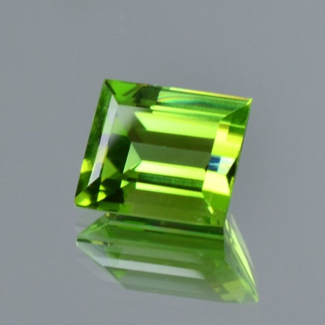 Peridot Rechteck intensives Grün 5,66 ct.