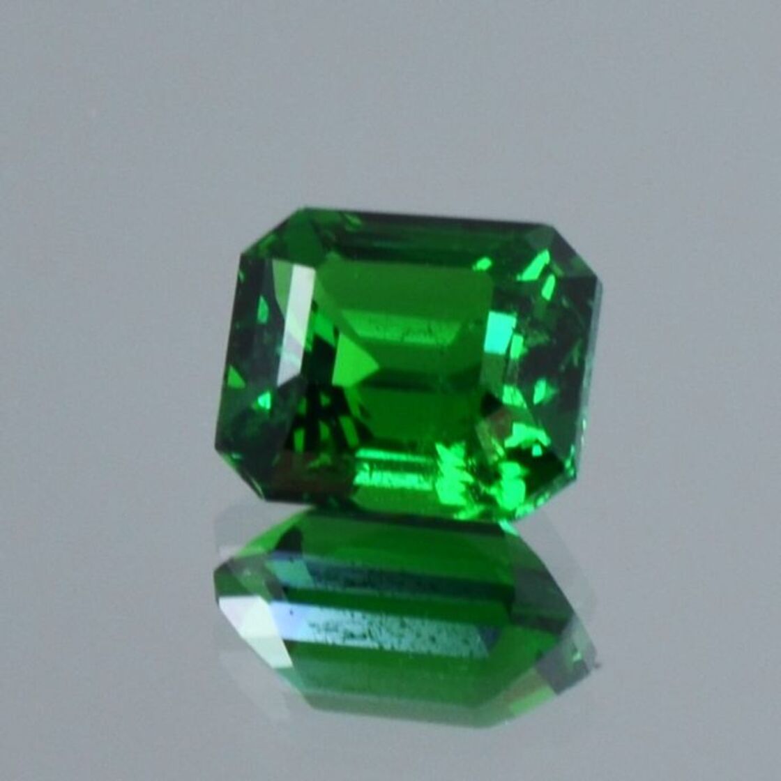 Tsavorite Garnet octagon intense green 2.00 ct.