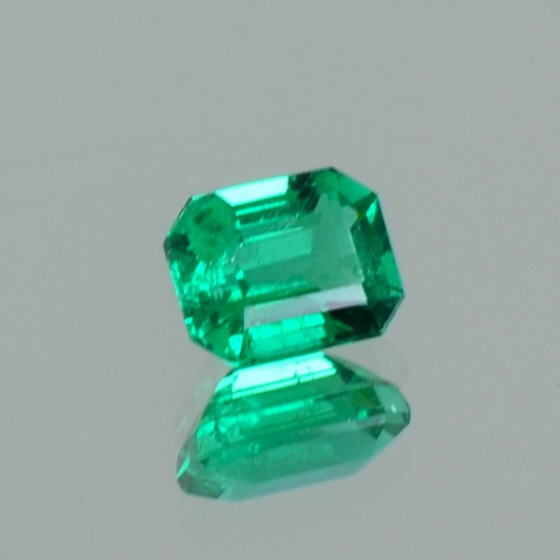 Emerald octagon green 0.73 ct.
