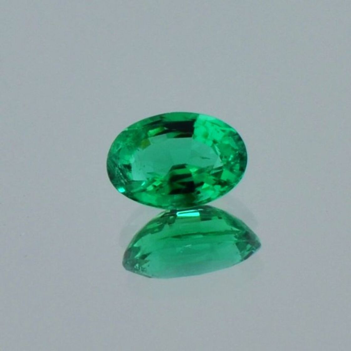 Emerald oval green 0.65 ct.