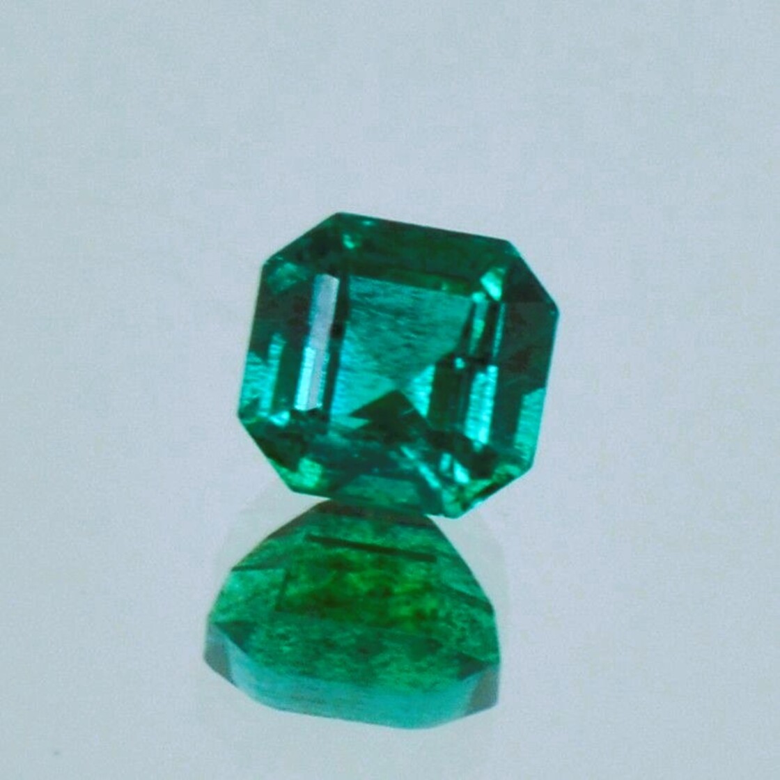 Smaragd octagon grün 0,87 ct.