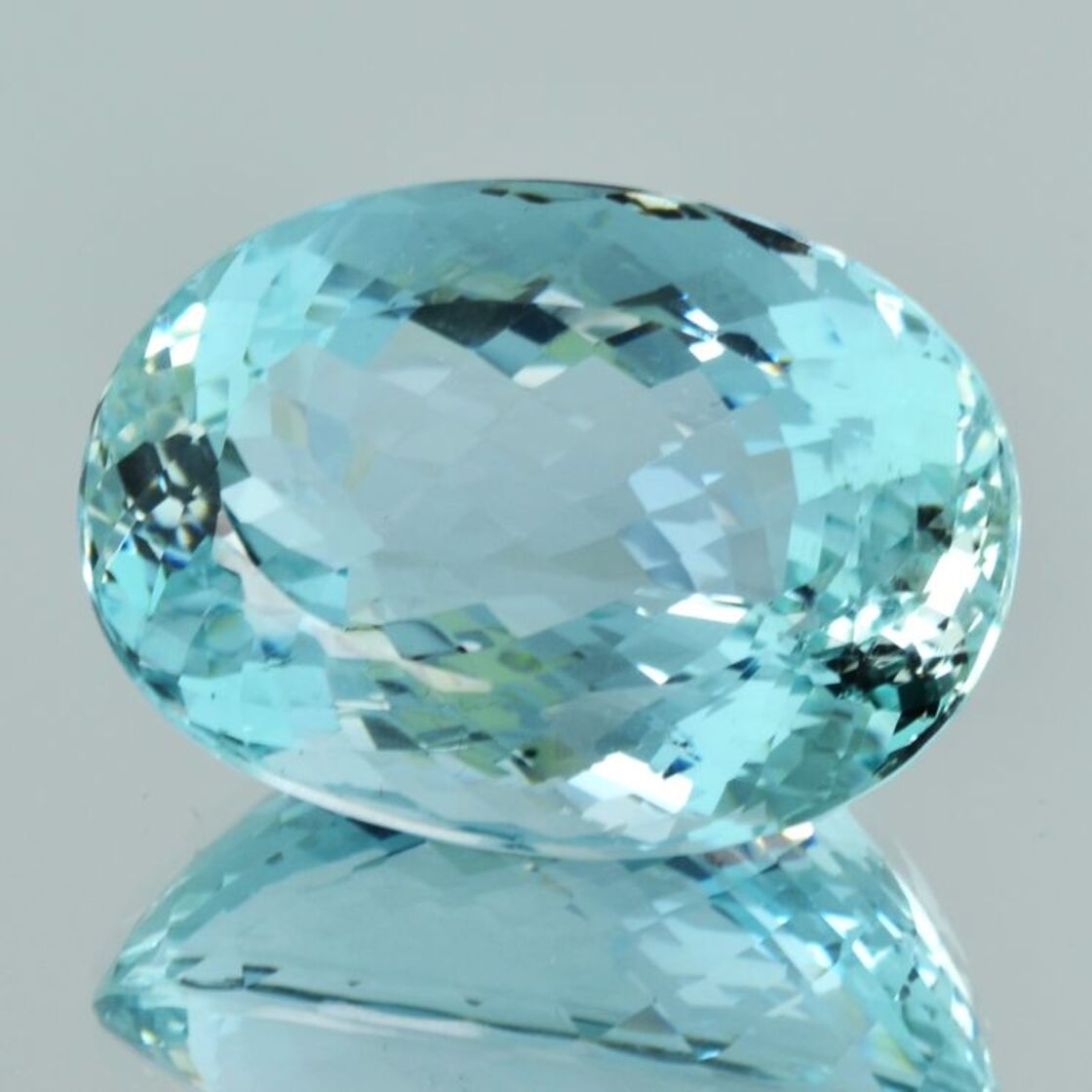Aquamarin oval grünlich-hellblau ungebrannt 72,82 ct.