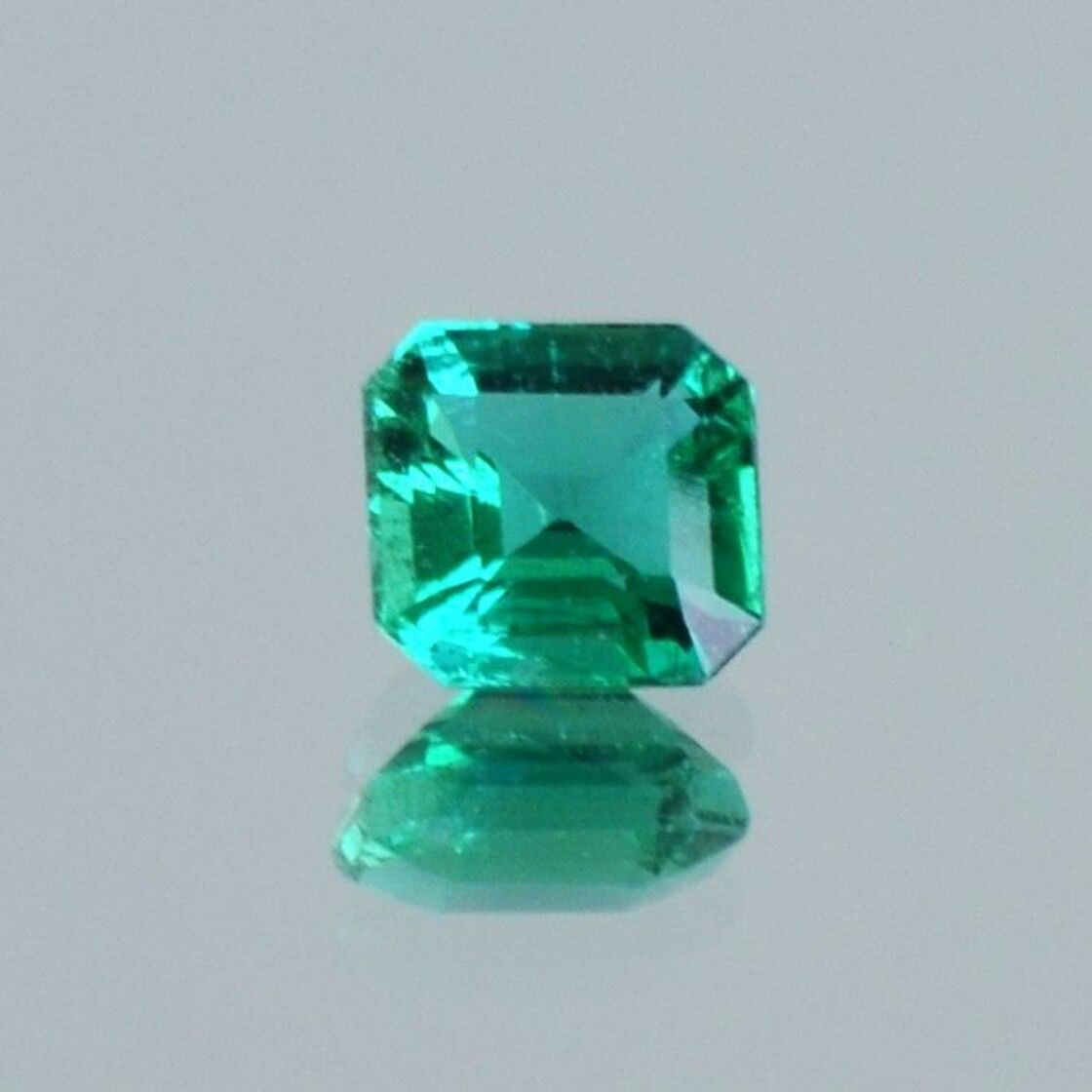 Emerald octagon green 0.55 ct.