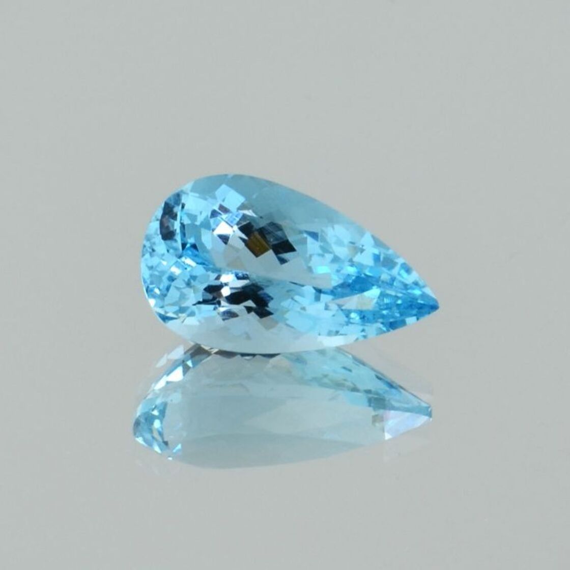 Aquamarin Tropfen hellblau 4,31 ct.