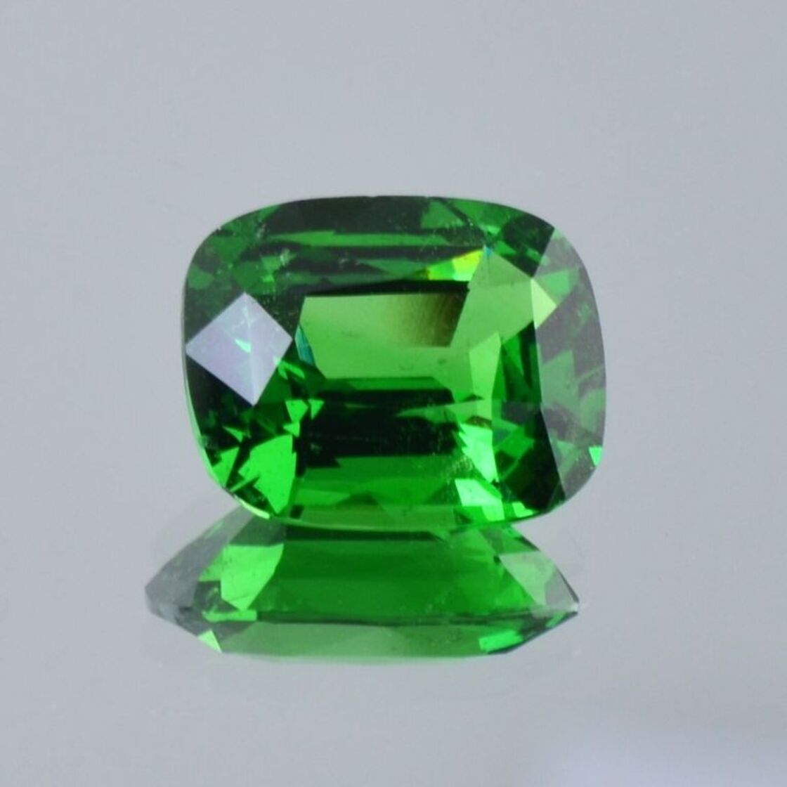 Tsavorite Garnet cushion intense green 4.24 ct.