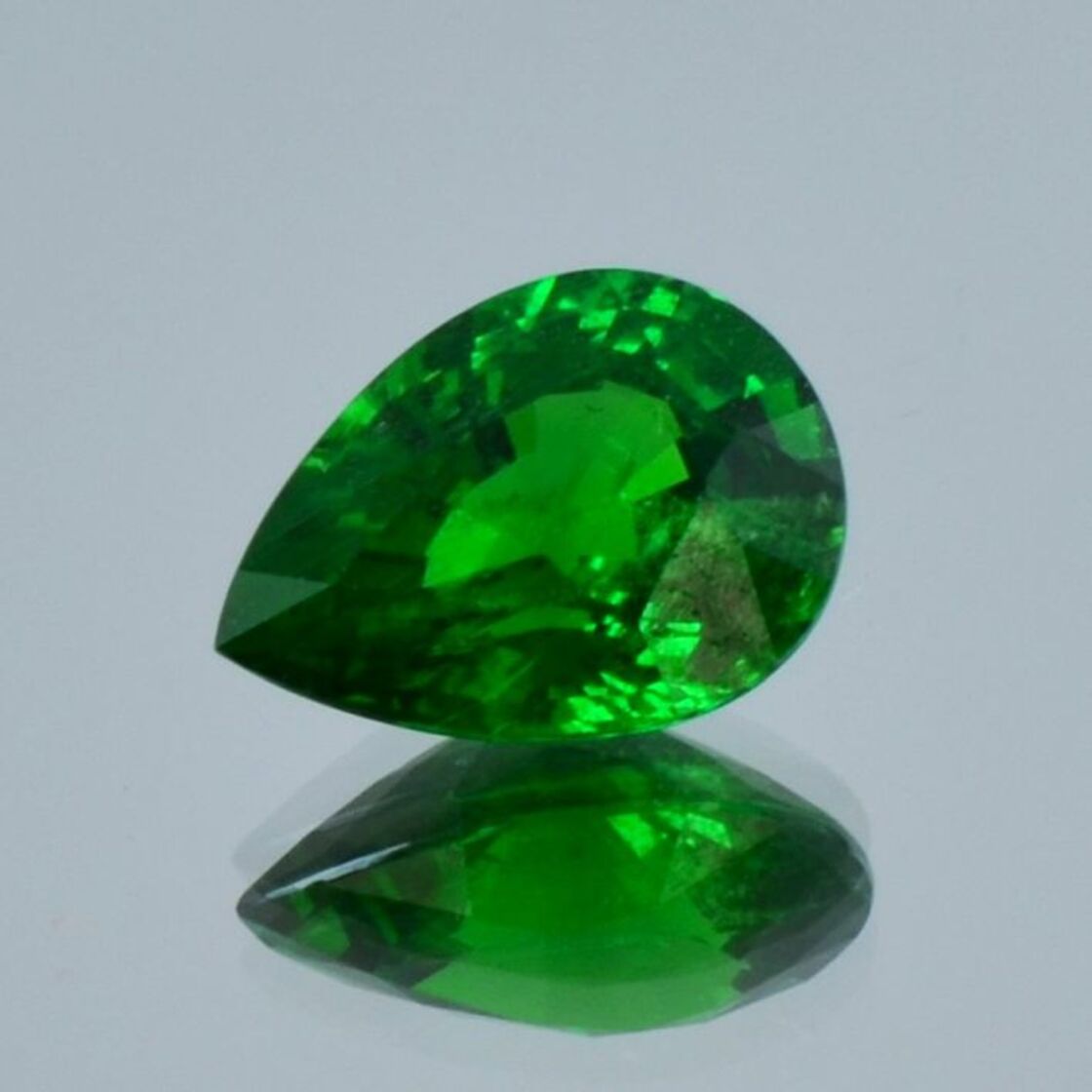 Tsavorite Garnet pear intense green untreated 4.29 ct.