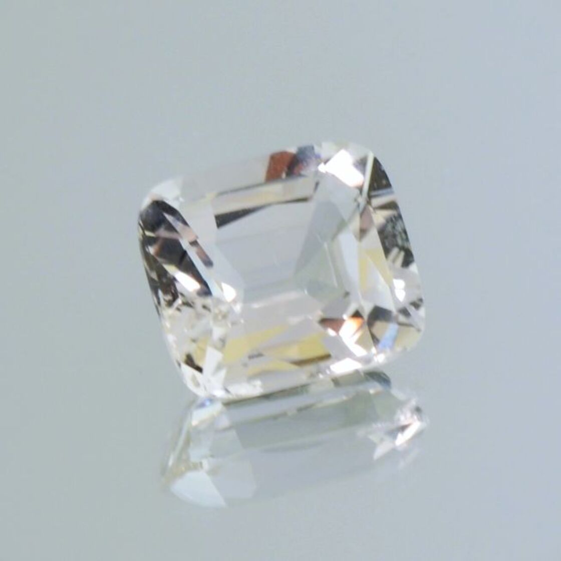 Topaz cushion farblos-getönt 8.49 ct.