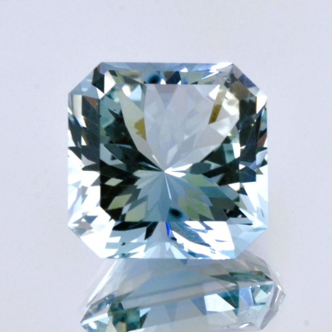 Topas Design-Achteck hellblau unbehandelt 29,98 ct.