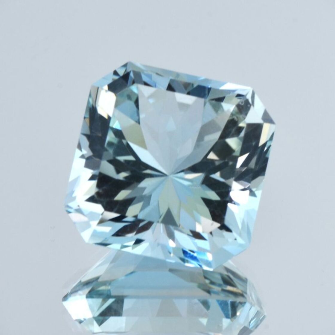 Topas Design-Achteck hellblau unbehandelt 29,98 ct.