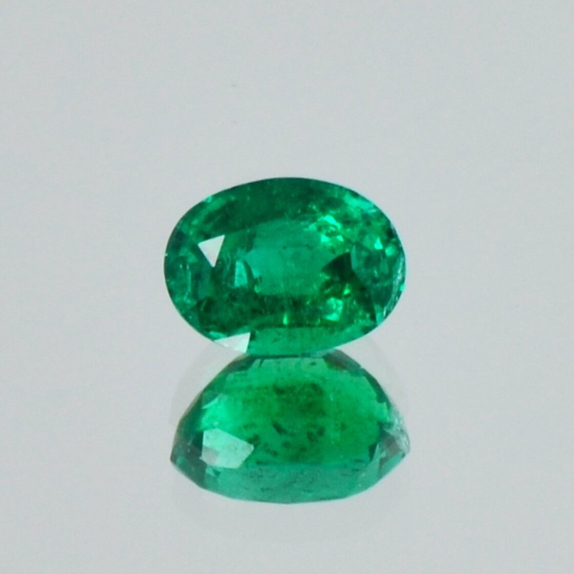 Emerald oval green 0.89 ct.