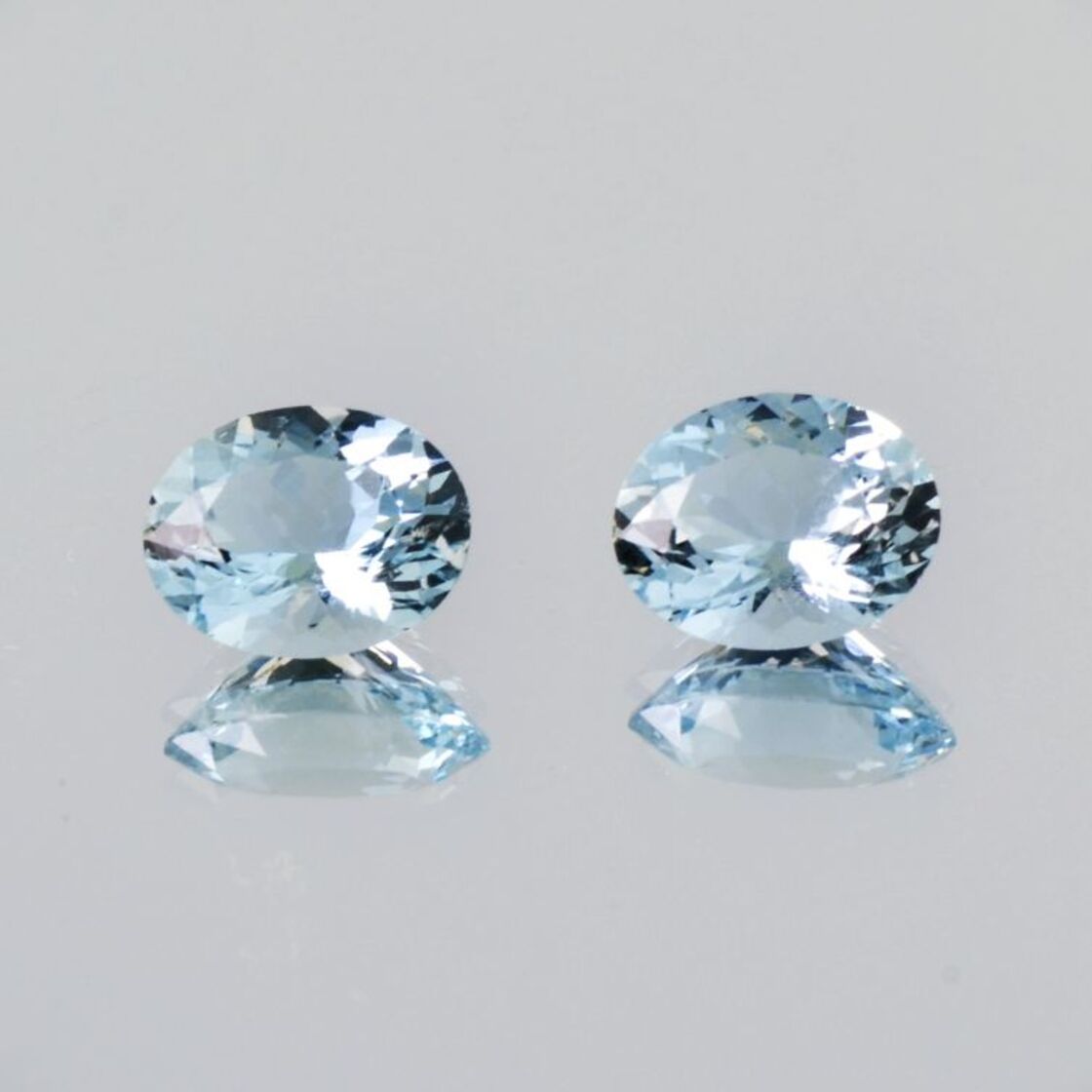 Aquamarin Duo oval sehr helles Blau 4,27 ct.