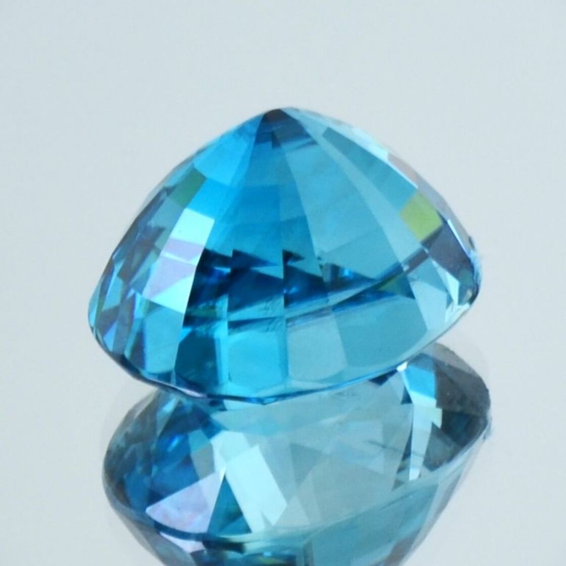 Zircon oval intense blue 19.814 ct