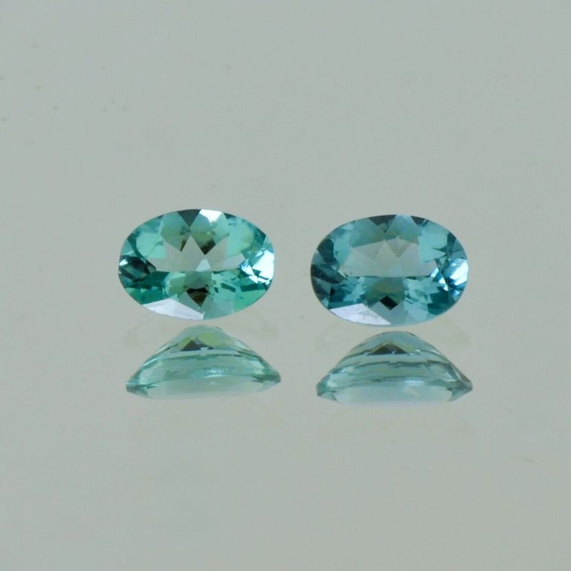 Indigolith Duo Turmaline oval grünlich blau 1,37 ct.