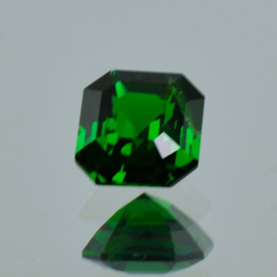 Tsavorit Granat Achteck grün 2,62 ct.