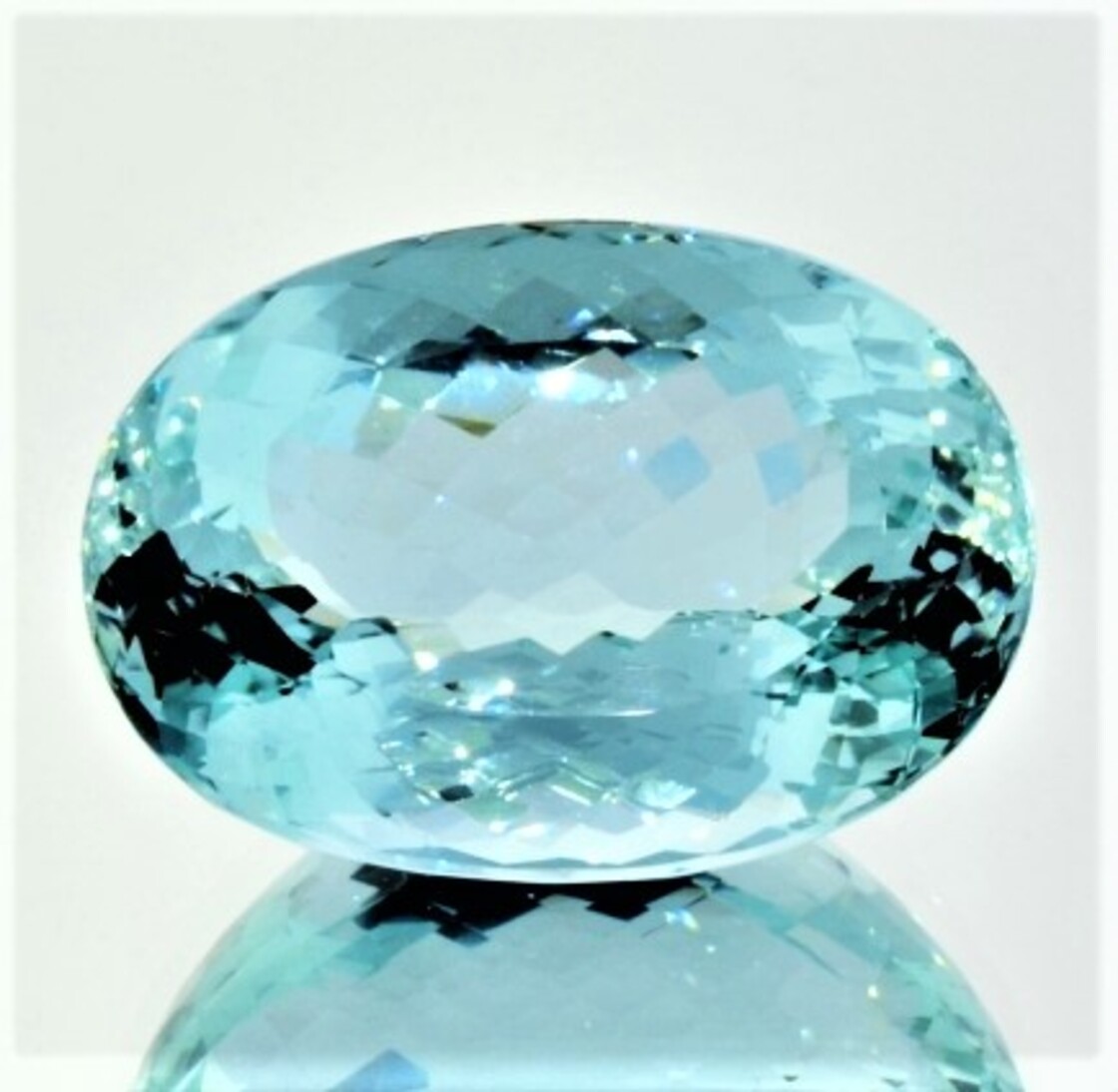 Aquamarin oval grünlich-hellblau ungebrannt 72,82 ct.