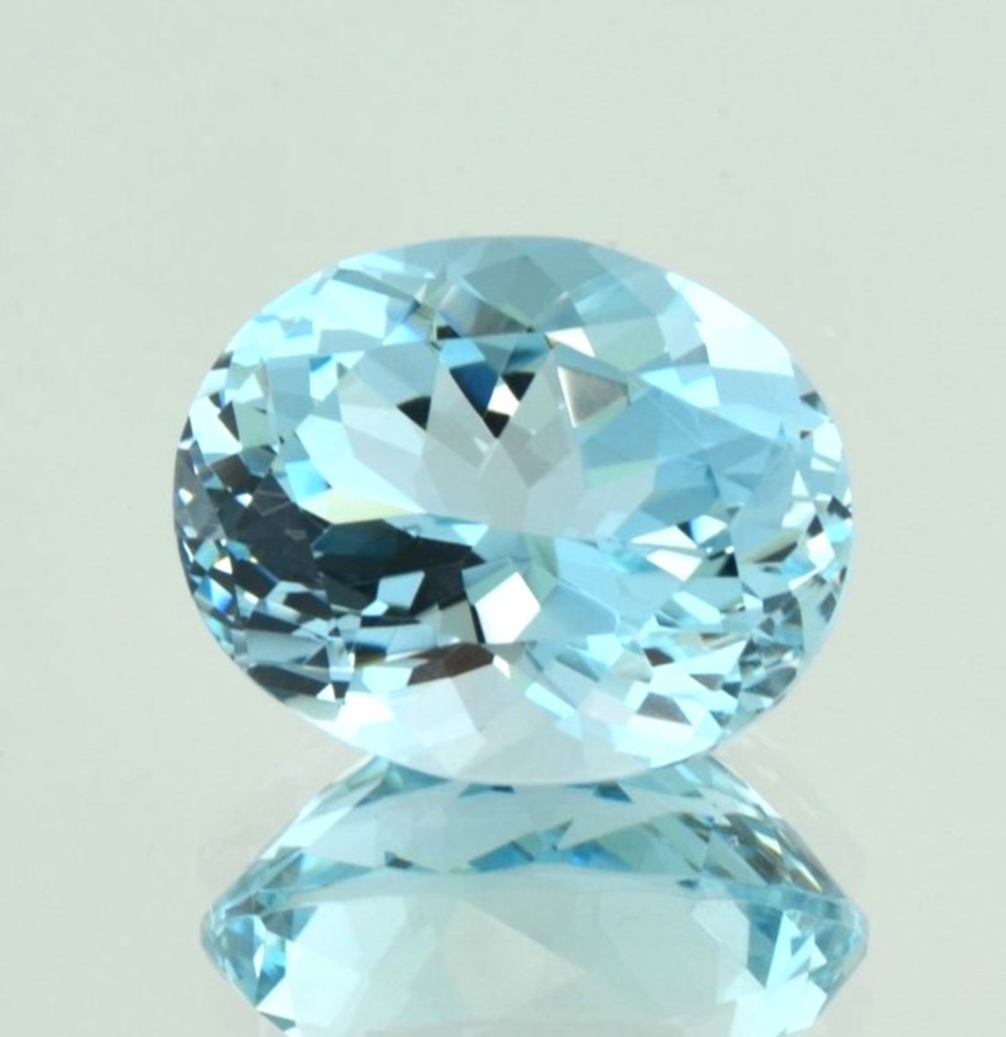 Aquamarine oval light blue 19.26 ct