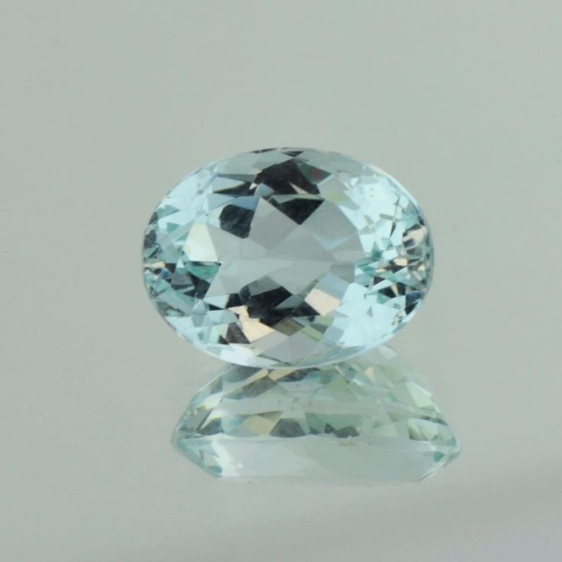 Aquamarin oval hellblau 4,05 ct.