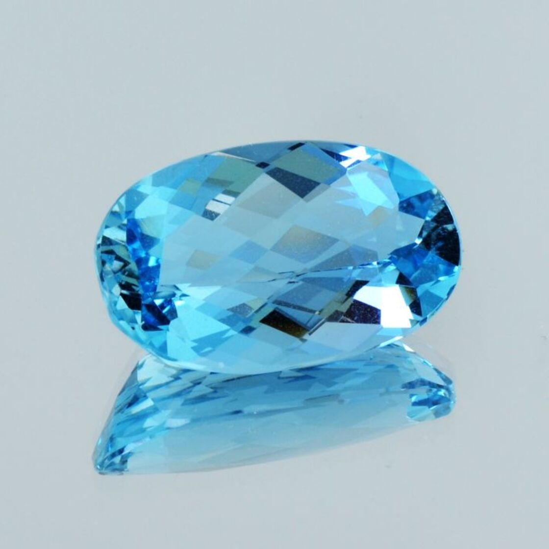 Aquamarine oval-schachbrettschliff intense light blue 17.26 ct.