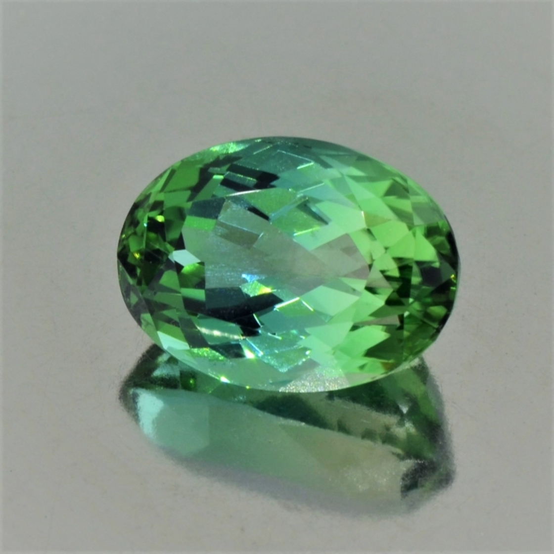 Bicolor Tourmaline oval grün-hellgrün 16.66 ct