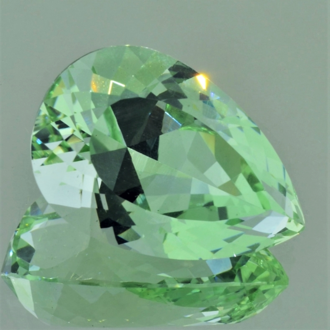 Beryl pear light green 38.58 ct